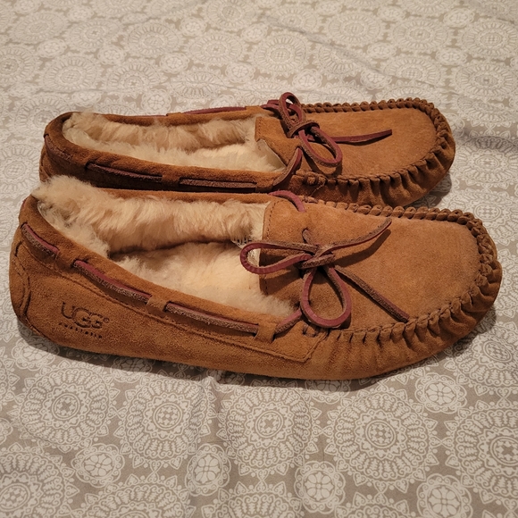 UGG Slippers size 8 - Picture 2 of 8